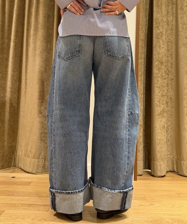 大浦 栞さんの「BEAMS WOMEN｜B SIDES / RELAXED CUFFED LASSO デニムパンツ JANE WASH」を使ったコーディネート