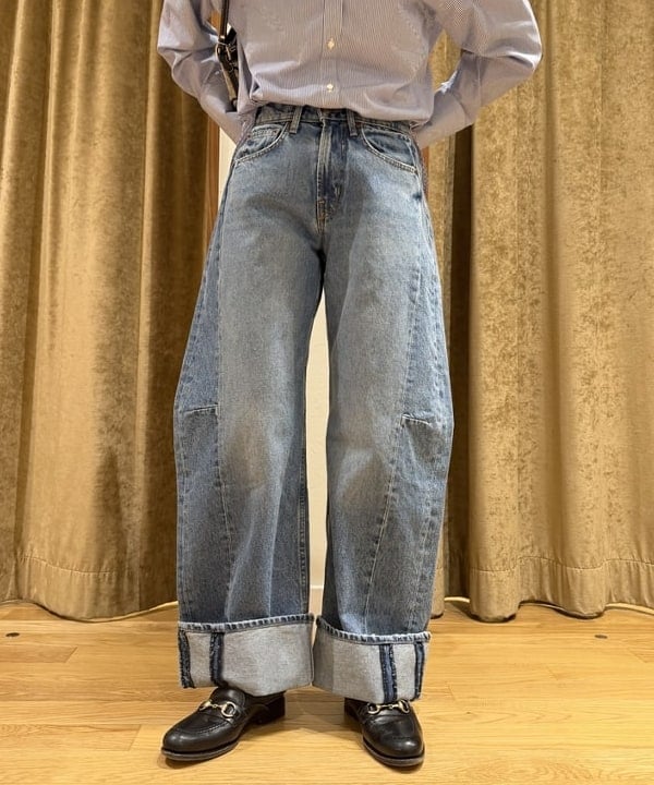 大浦 栞さんの「BEAMS WOMEN｜B SIDES / RELAXED CUFFED LASSO デニムパンツ JANE WASH」を使ったコーディネート