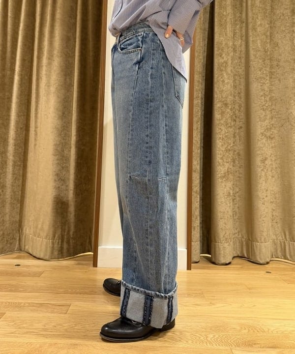 大浦 栞さんの「BEAMS WOMEN｜B SIDES / RELAXED CUFFED LASSO デニムパンツ JANE WASH」を使ったコーディネート