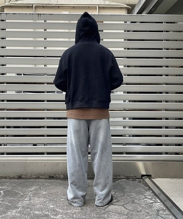 槙山 賢斗さんの「BEAMS WOMEN｜ワイドストレートフィット ダメージ スウェットパンツ」を使ったコーディネート