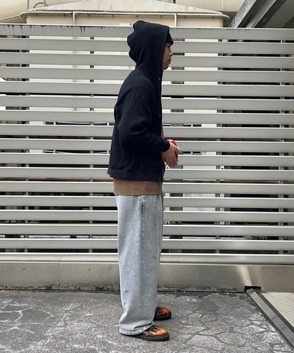 槙山 賢斗さんの「BEAMS WOMEN｜ワイドストレートフィット ダメージ スウェットパンツ」を使ったコーディネート