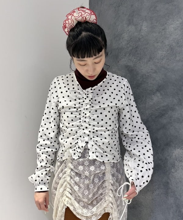 庭野 優紀さんの「BEAMS WOMEN｜ドット センター ギャザー ブラウス」を使ったコーディネート