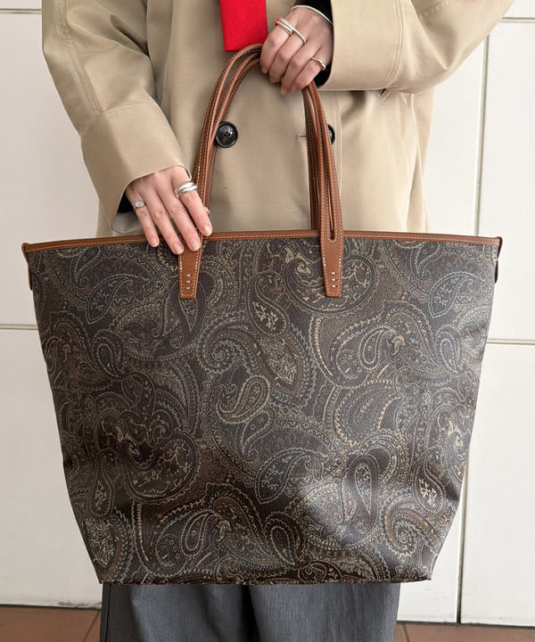 大浦 栞さんの「BEAMS WOMEN｜A VACATION / ROAM PAISLEY トートバッグ」を使ったコーディネート