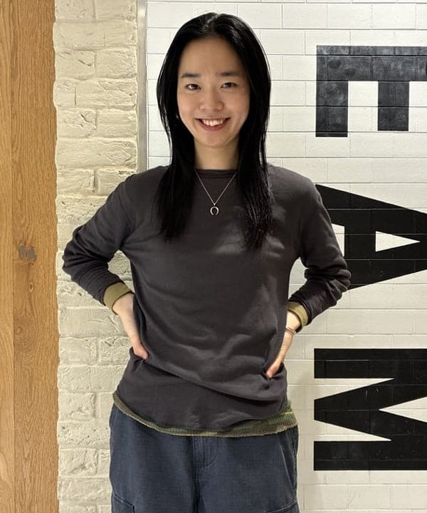 津藤 理佐子さんの「BEAMS WOMEN｜レトロ フィット ジップ フーディー」を使ったコーディネート