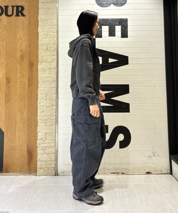 津藤 理佐子さんの「BEAMS WOMEN｜レトロ フィット ジップ フーディー」を使ったコーディネート