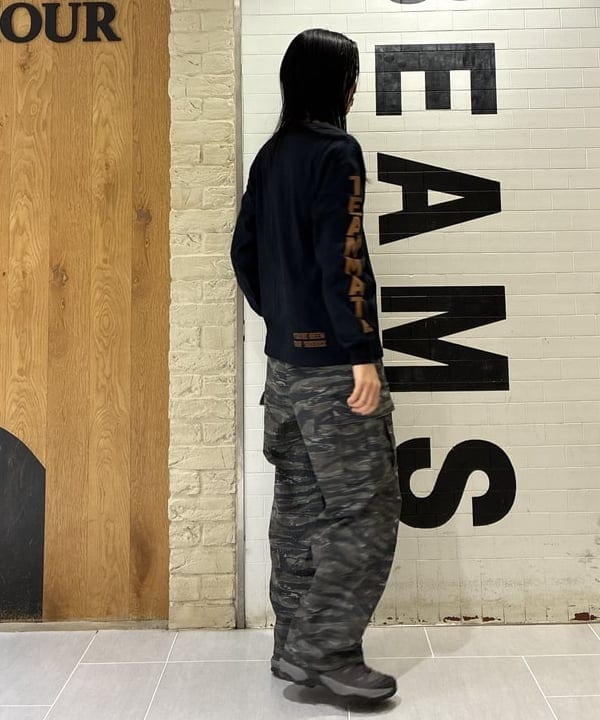 津藤 理佐子さんの「BEAMS WOMEN｜ロゴ ビッグ ロングスリーブ」を使ったコーディネート