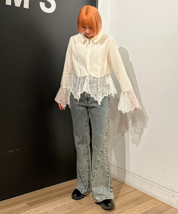 佐藤 亜美さんの「BEAMS WOMEN｜レース キリカエ フレア スリーブ シャツ」を使ったコーディネート
