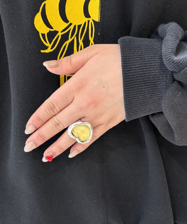 大石彩可さんの「BEAMS WOMEN｜Otro Accesorio / ウェイヴィー ハート リング」を使ったコーディネート