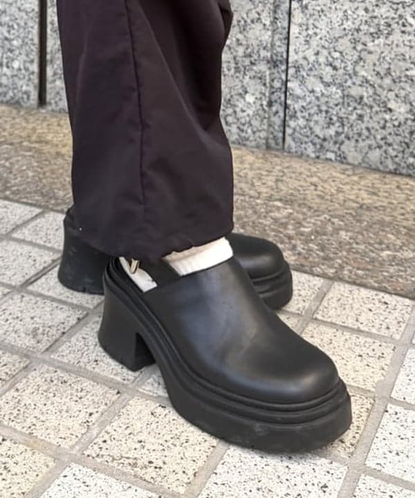 松本 佳菜子さんの「BEAMS WOMEN｜CONTROL FREAK / DOWNY ショルダーバッグ」を使ったコーディネート