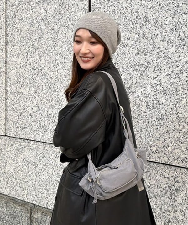 松本 佳菜子さんの「BEAMS WOMEN｜CONTROL FREAK / DOWNY ショルダーバッグ」を使ったコーディネート