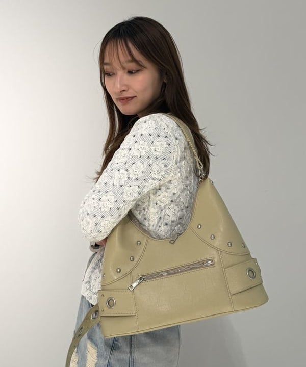 松本 佳菜子さんの「BEAMS WOMEN｜カット レース シャツ」を使ったコーディネート