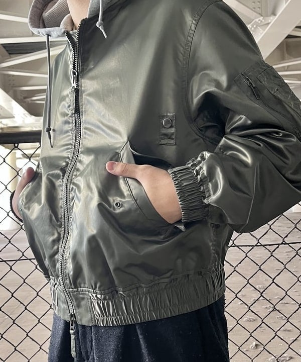 槙山 賢斗さんの「BEAMS WOMEN｜フェイクレイヤード フライトジャケット【ワイドショートフィット】」を使ったコーディネート