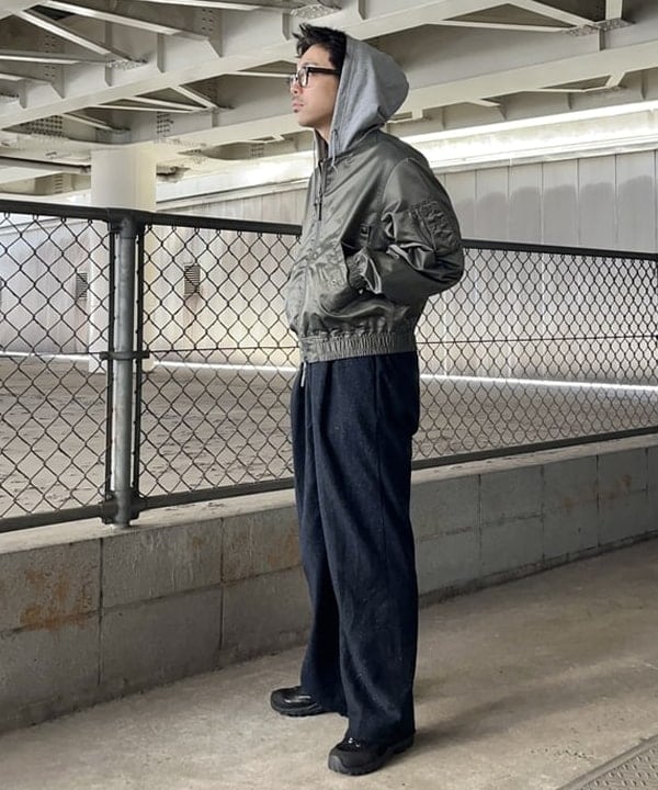 槙山 賢斗さんの「BEAMS WOMEN｜フェイクレイヤード フライトジャケット【ワイドショートフィット】」を使ったコーディネート