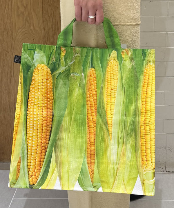 マツミヤさんの「BEAMS WOMEN｜Esschert Design / Shopping bag vegetables ベジタブル バッグ」を使ったコーディネート