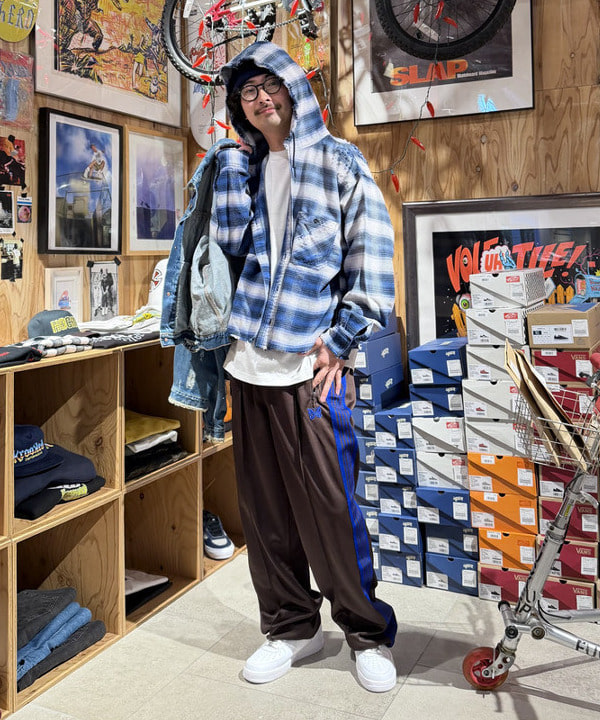 BAKU(東江 漠)さんの「BEAMS WOMEN｜ワイドショート ダメージ デニム ジャケット」を使ったコーディネート