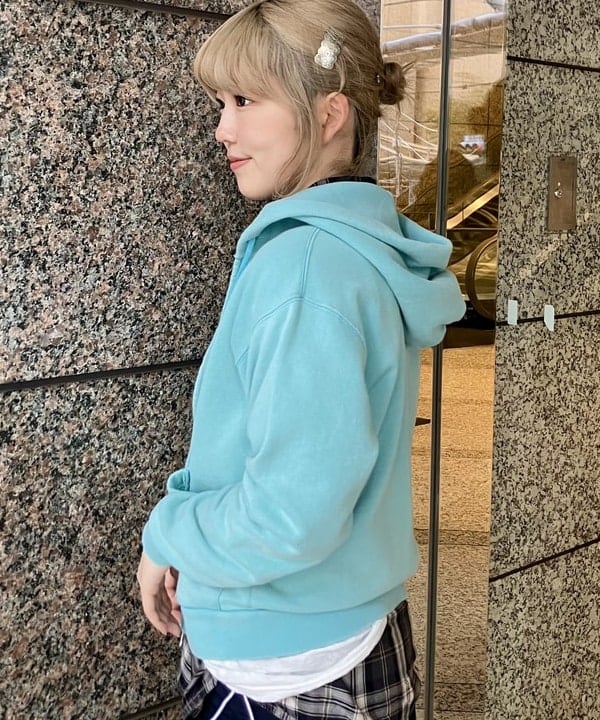 小原 もこさんの「BEAMS WOMEN｜【別注】Healthknit &times; maturely / トンプキンス フルジップ パーカー」を使ったコーディネート