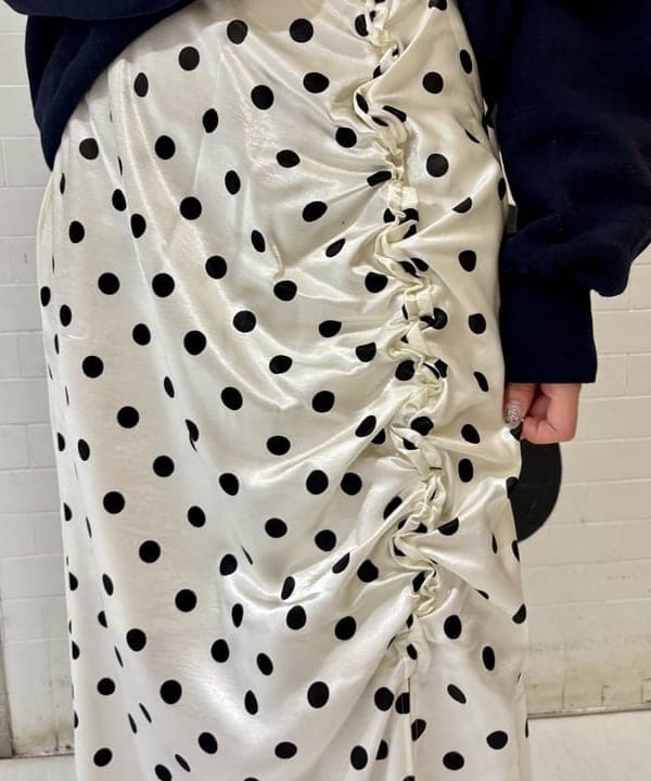 ヒカリさんの「BEAMS WOMEN｜ドット サテン フリル スカート」を使ったコーディネート