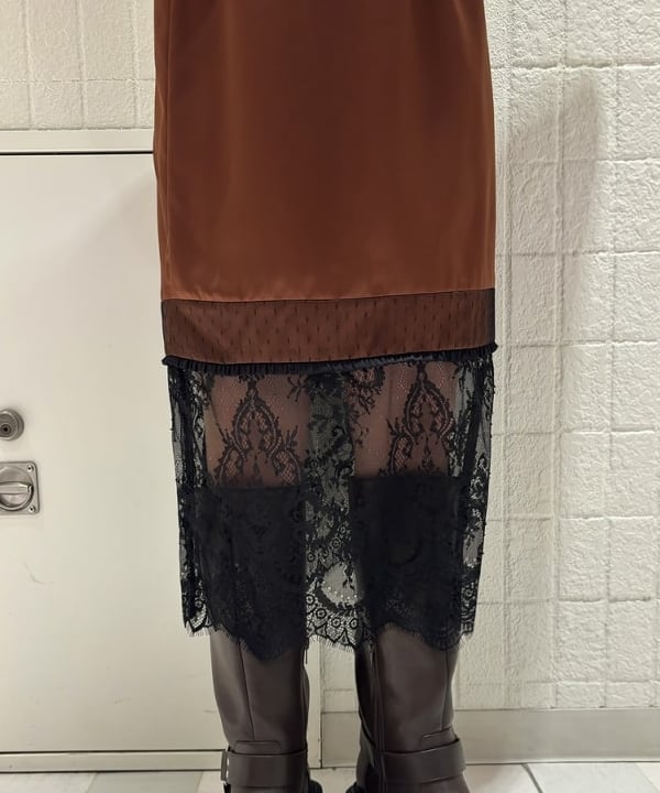 山本 里南さんの「BEAMS WOMEN｜サテン レースキリカエ タイト スカート」を使ったコーディネート