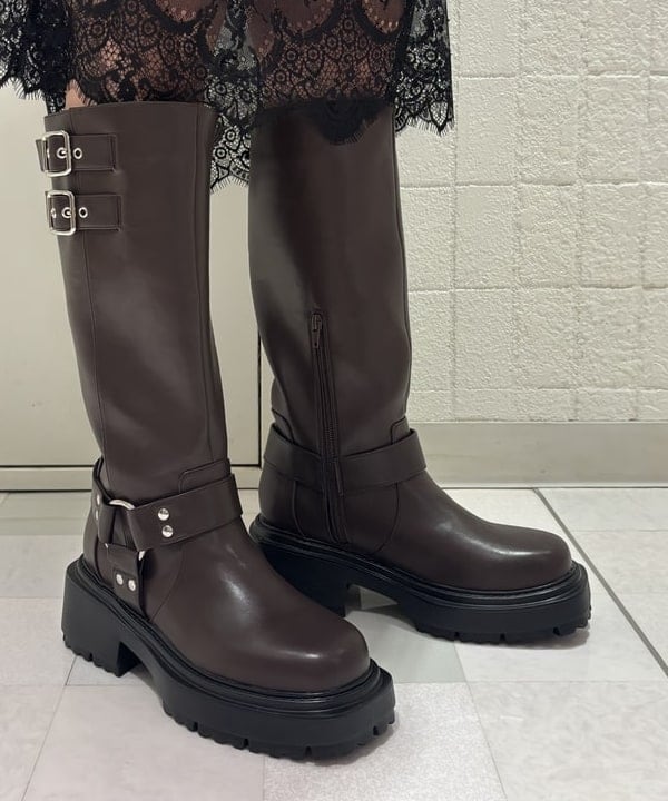 山本 里南さんの「BEAMS WOMEN｜サテン レースキリカエ タイト スカート」を使ったコーディネート