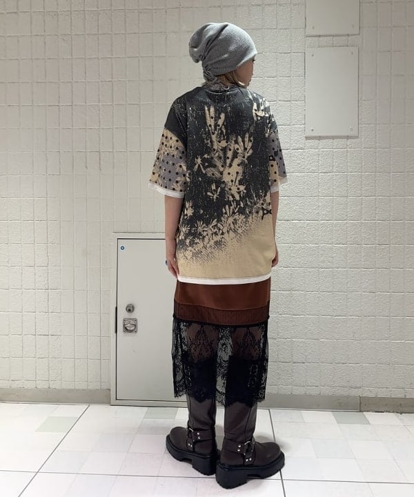 山本 里南さんの「BEAMS WOMEN｜サテン レースキリカエ タイト スカート」を使ったコーディネート