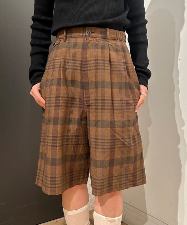 佐藤 亜美さんの「BEAMS WOMEN｜リブ オフショルダー ニット」を使ったコーディネート