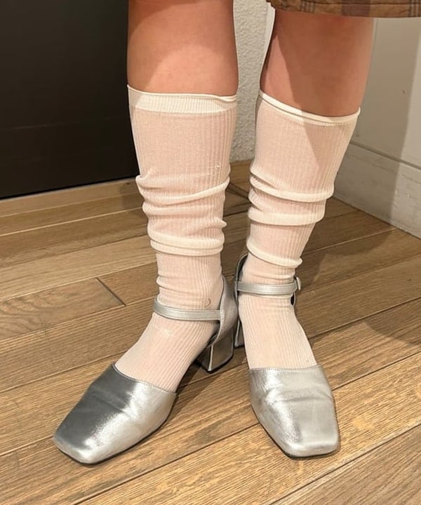 佐藤 亜美さんの「BEAMS WOMEN｜リブ オフショルダー ニット」を使ったコーディネート