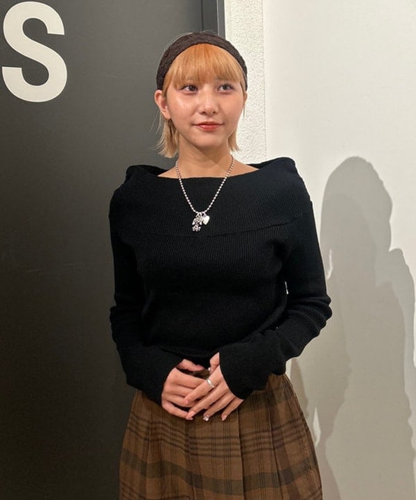 佐藤 亜美さんの「BEAMS WOMEN｜リブ オフショルダー ニット」を使ったコーディネート