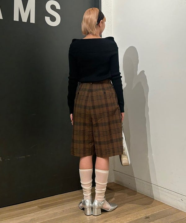 佐藤 亜美さんの「BEAMS WOMEN｜リブ オフショルダー ニット」を使ったコーディネート