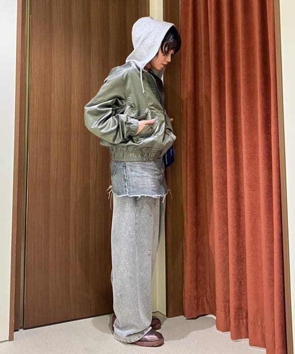 みやさかさんの「BEAMS WOMEN｜フェイクレイヤード フライトジャケット【ワイドショートフィット】」を使ったコーディネート