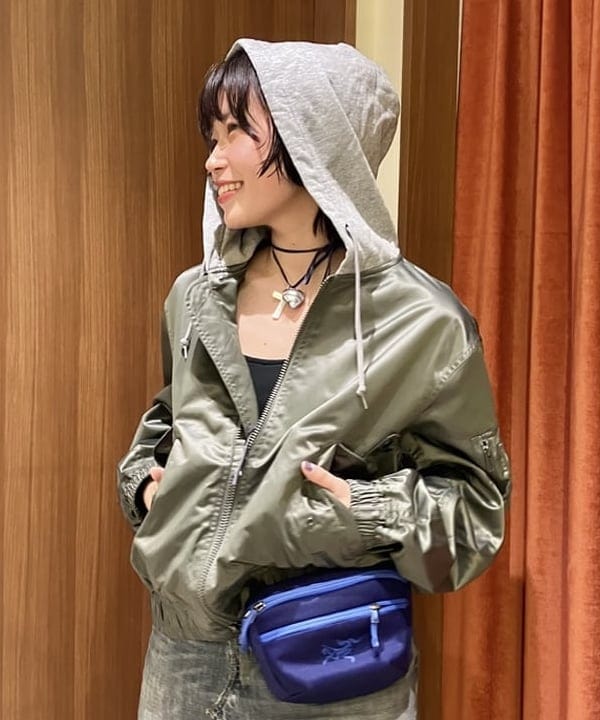 みやさかさんの「BEAMS WOMEN｜フェイクレイヤード フライトジャケット【ワイドショートフィット】」を使ったコーディネート