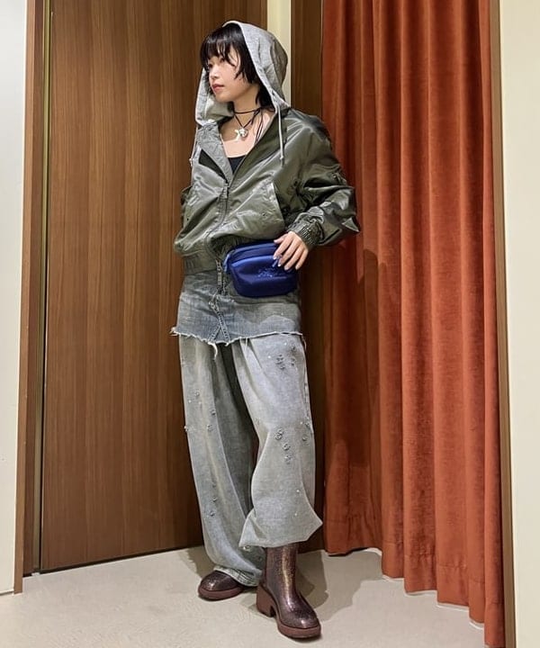 みやさかさんの「BEAMS WOMEN｜フェイクレイヤード フライトジャケット【ワイドショートフィット】」を使ったコーディネート