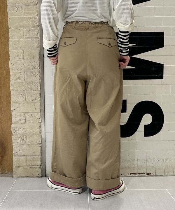 清水 彩乃さんの「BEAMS WOMEN｜ワイド タック チノ パンツ」を使ったコーディネート