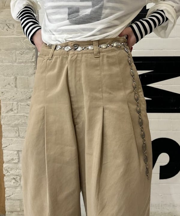 清水 彩乃さんの「BEAMS WOMEN｜ワイド タック チノ パンツ」を使ったコーディネート