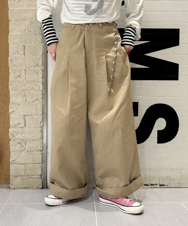 清水 彩乃さんの「BEAMS WOMEN｜ワイド タック チノ パンツ」を使ったコーディネート