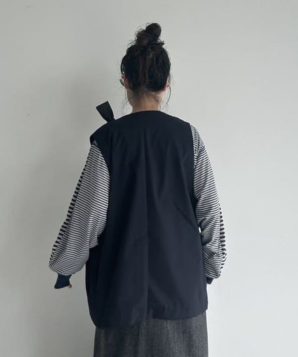 清水 彩乃さんの「BEAMS WOMEN｜maturely / ティーダブワン ボタン ウェーブ ベスト」を使ったコーディネート