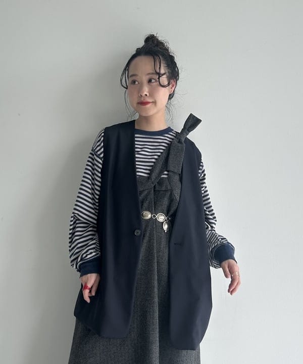 清水 彩乃さんの「BEAMS WOMEN｜maturely / ティーダブワン ボタン ウェーブ ベスト」を使ったコーディネート
