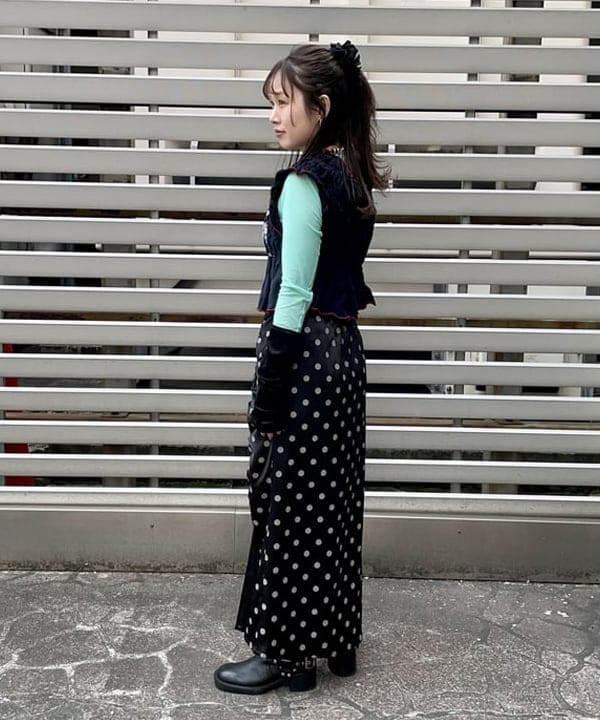 カタヤマ アヤさんの「BEAMS WOMEN｜ドット サテン フリル スカート」を使ったコーディネート