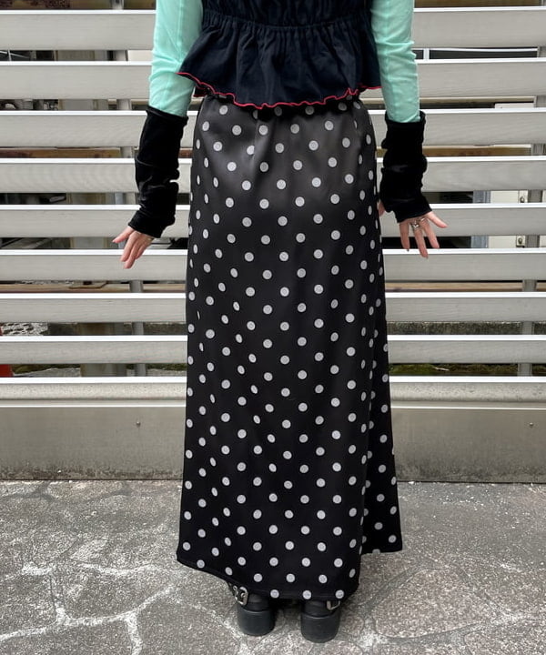 カタヤマ アヤさんの「BEAMS WOMEN｜ドット サテン フリル スカート」を使ったコーディネート