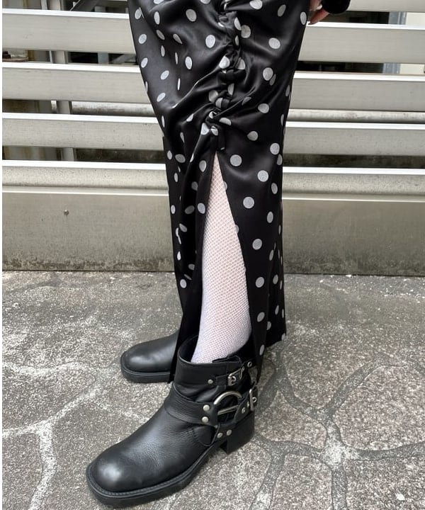 カタヤマ アヤさんの「BEAMS WOMEN｜ドット サテン フリル スカート」を使ったコーディネート