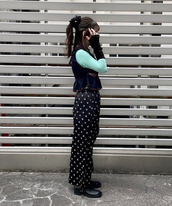 カタヤマ アヤさんの「BEAMS WOMEN｜ドット サテン フリル スカート」を使ったコーディネート