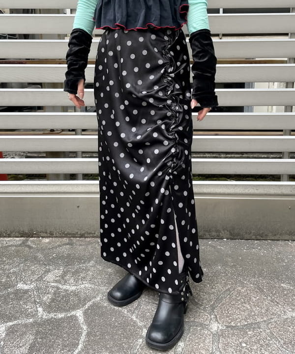 カタヤマ アヤさんの「BEAMS WOMEN｜ドット サテン フリル スカート」を使ったコーディネート