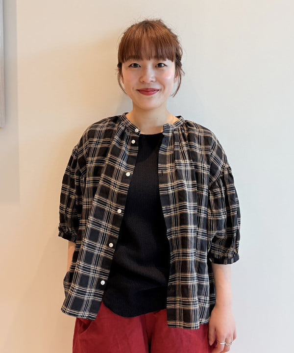 ナガオカ サキさんの「BEAMS WOMEN｜リネン チェック スモック シャツ」を使ったコーディネート
