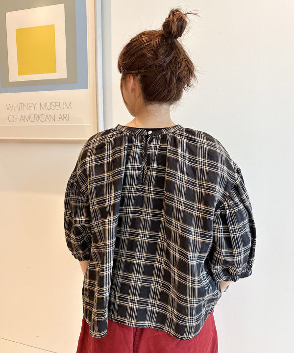 ナガオカ サキさんの「BEAMS WOMEN｜リネン チェック スモック シャツ」を使ったコーディネート