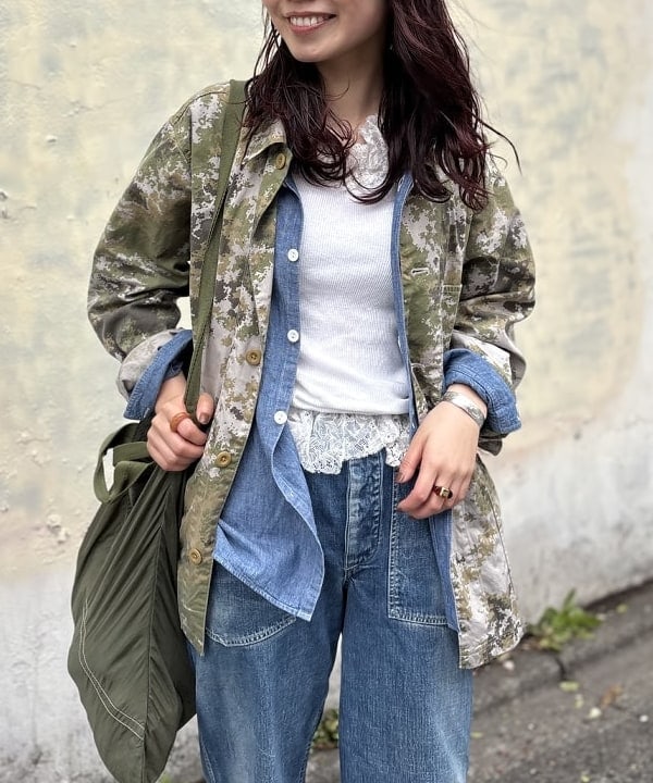 SHINAGAWAさんの「BEAMS WOMEN｜【別注】BUZZ RICKSON'S / シャンブレー ロングスリーブ シャツ」を使ったコーディネート