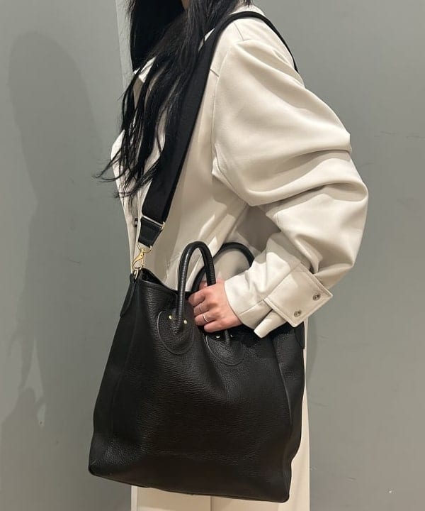 大槻 まひろさんの「BEAMS WOMEN｜YOUNG&OLSEN / ショルダー トートバッグ M」を使ったコーディネート