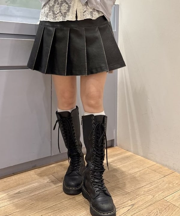 オカベ　アヤカさんの「BEAMS WOMEN｜フェイクレザー プリーツ ミニ スカート」を使ったコーディネート