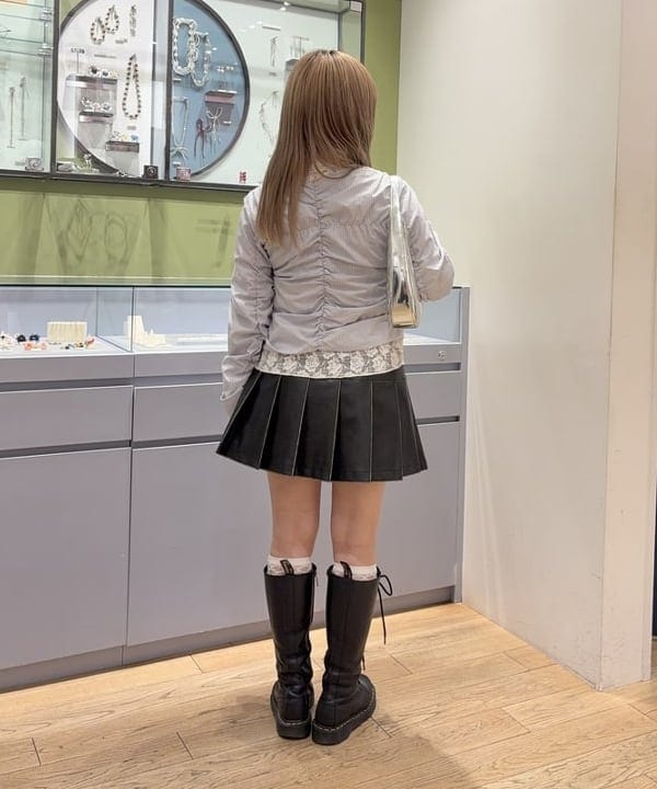 オカベ　アヤカさんの「BEAMS WOMEN｜フェイクレザー プリーツ ミニ スカート」を使ったコーディネート