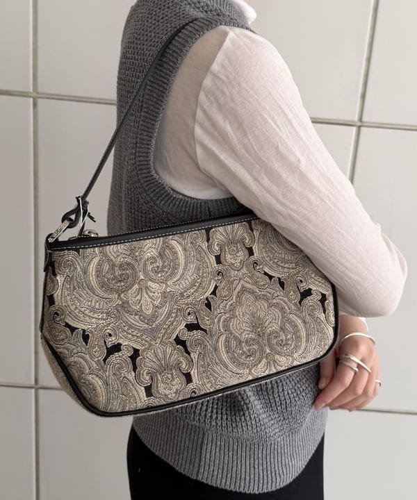 大浦 栞さんの「BEAMS WOMEN｜A VACATION / KIT PAISLEY ショルダーバッグ」を使ったコーディネート