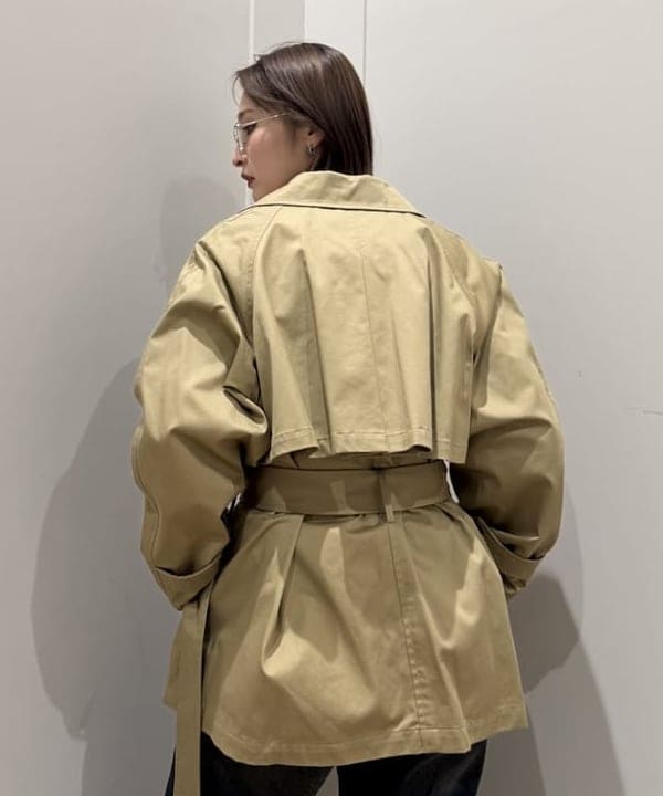 松本 佳菜子さんの「BEAMS WOMEN｜オーバーサイズ ハーフ トレンチ コート」を使ったコーディネート