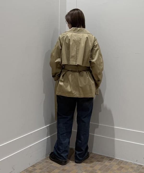 松本 佳菜子さんの「BEAMS WOMEN｜オーバーサイズ ハーフ トレンチ コート」を使ったコーディネート